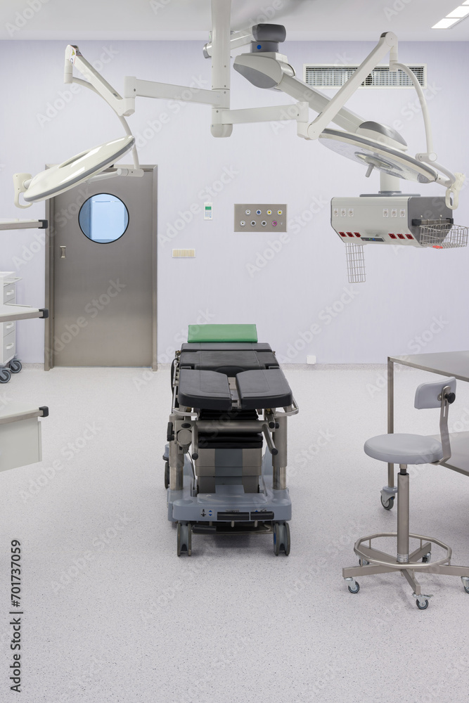 Zupełnie nowa sala zabiegowa, sala operacyjna. Pełne wyposażenie medyczne w szpitalu/klinice. - obrazy, fototapety, plakaty 