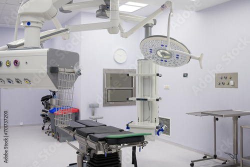 Zupełnie nowa sala zabiegowa, sala operacyjna. Pełne wyposażenie medyczne w szpitalu/klinice. © Robert