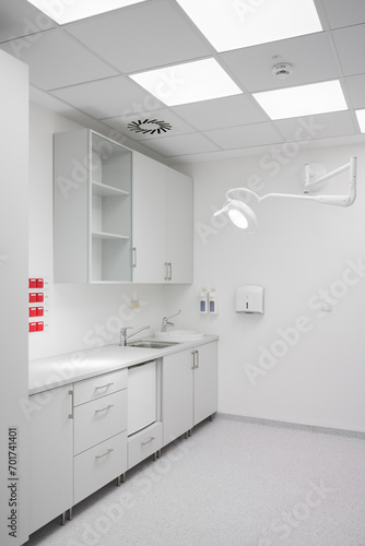 Zupełnie nowy gabinet medyczny w szpitalu/klinice, wyposażony w nowe meble
