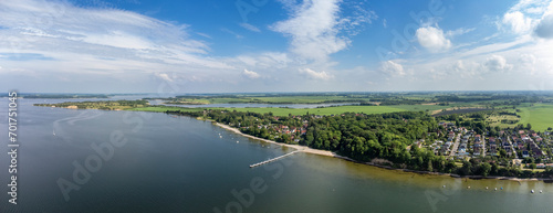 Luftbild-Panorama von der Seebrücke Devin am mittleren Strelasund mit dem Deviner Park
