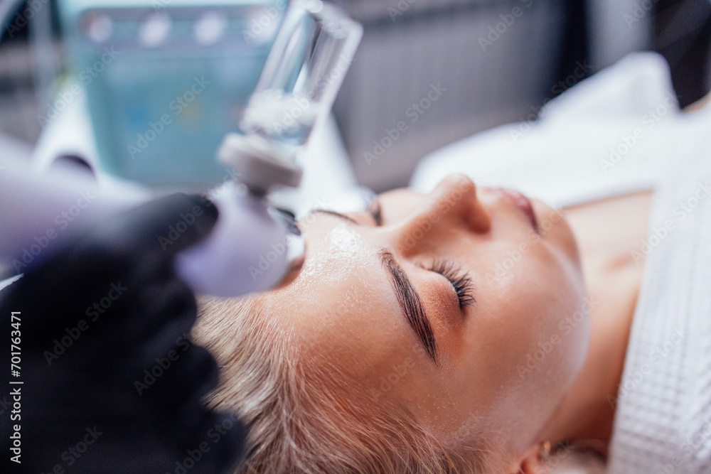 Rejuvenating facial gas liquid treatment. Hydro air skin cleansing operation Rejuvenating facial gas liquid treatment. Hydro air skin cleansing operation