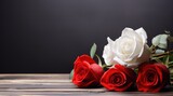 Roses de couleur blanche et rouge sur un fond en bois avec espace pour ajouter du texte