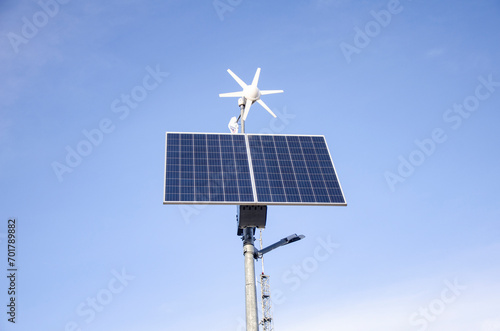Fotowoltaiczny panel z turbiną wiatrową generujący darmową energię.