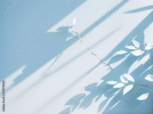 Fondo azul claro suave abstracto minimalista para la presentación del producto con luz y sombra de ramas de árboles en la pared. Vista de frente y de cerca. Copy space. IA Generativa 