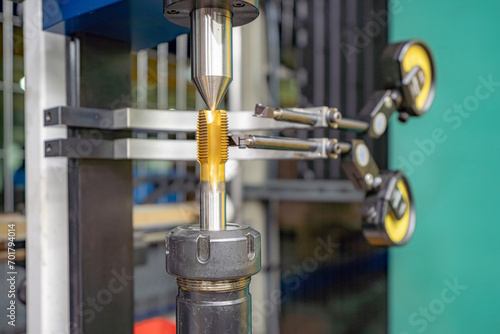 Tableau sur toile The master worker checks the CNC cutting tool at the centers for runout using indicators