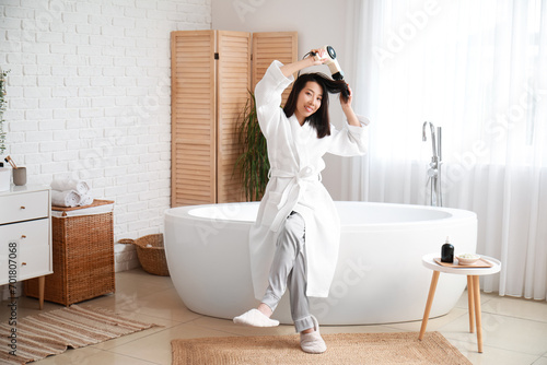 Pretty young Asian woman dr...
