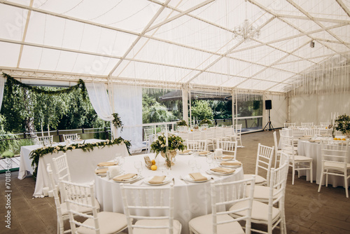 фотографія Decorated wedding tables with flowers and leaves