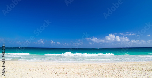 Fototapeta Naklejka Na Ścianę i Meble -   Tropical sea under the blue sky. Beach and tropical sea