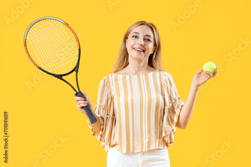 Mature woman with tennis ra...
