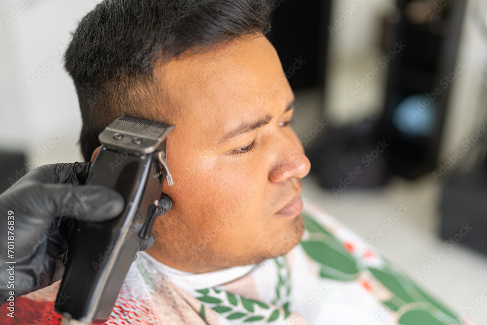 Barber Sample Using Razor Barber using electric razor to trim accurately hair of client Stock ...