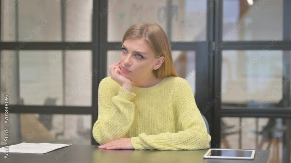 Brainstorming Casual Creative Woman Thinking New Idea