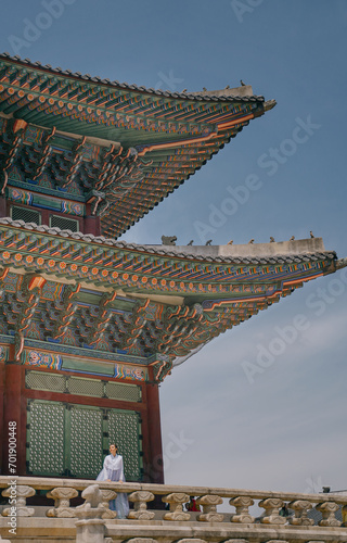 Photography Tourist girl wearing traditional korean hanbok at the Gyeongbokgung Palace in Seoul, South Korea