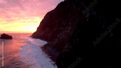 Lever de soleil sur plage de galet à Madère  photo