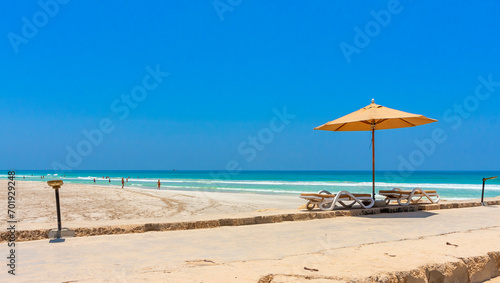 Słoneczna plaża nad oceanem Oman Salalah