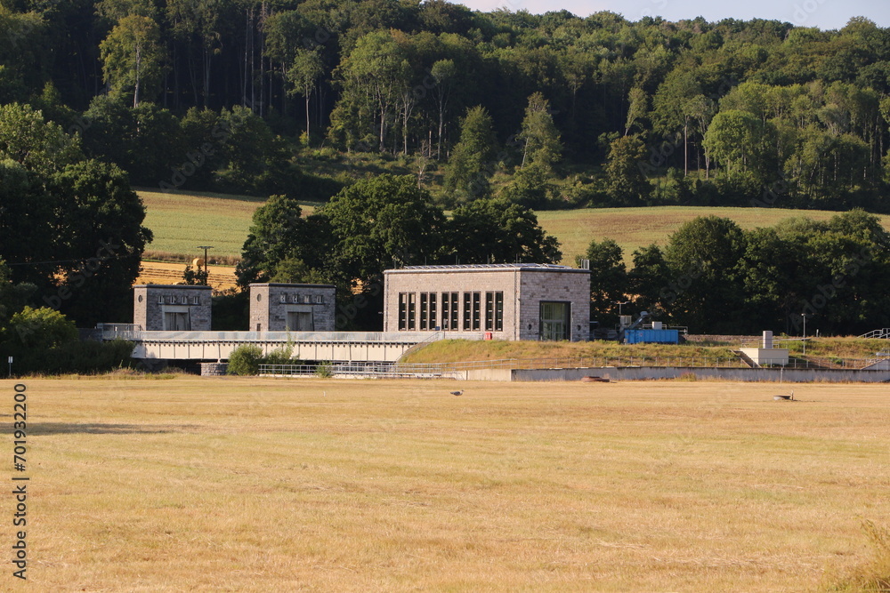 Obraz premium Blick auf die Wassergewinnungsanlage dewr Gemeinde Wickede an der Ruhr