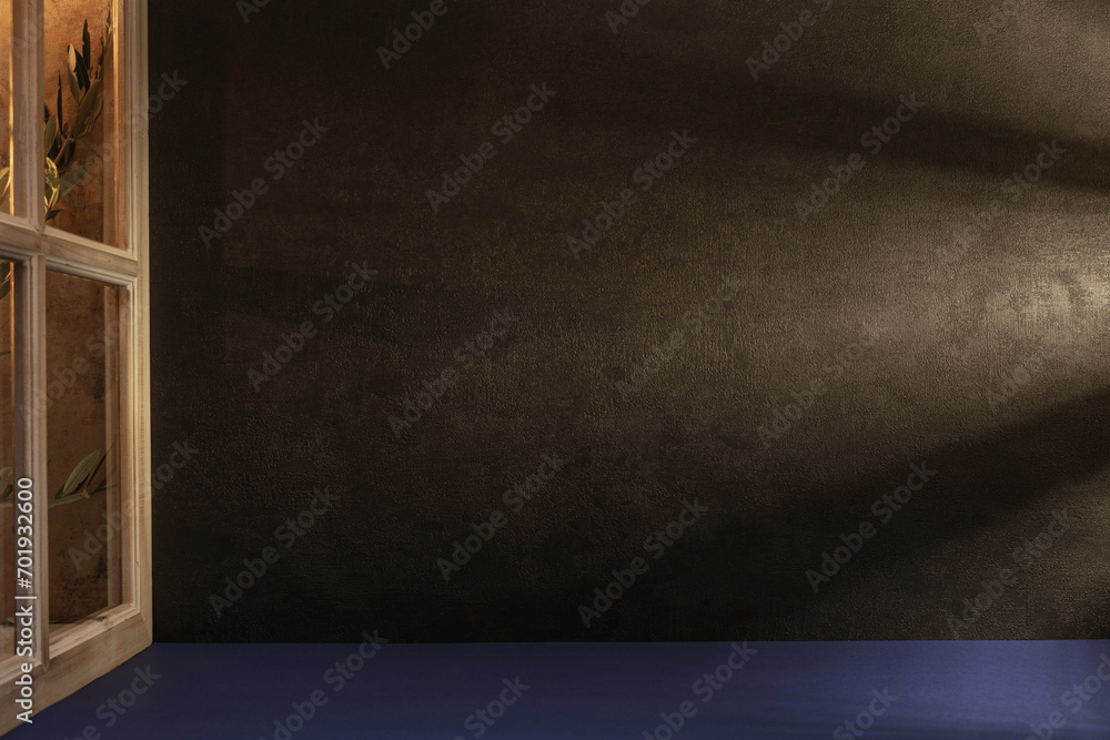 Panorama de fond d'un mur noir et support bleu foncé pour création d'arrière plan. Panoramique avec jeu d'ombre et de lumière à travers une fenêtre. Panorama de fond d'un mur noir et support bleu foncé pour création d'arrière plan. Panoramique avec jeu d'ombre et de lumière à travers une fenêtre.