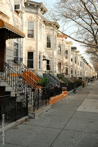 Calle residencial tranquila de un barrio de Nueva York con el sol de la mañana