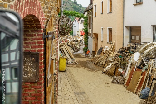 Obraz na plátně Eine Straße in Dernau nach der Flutkatastrophe im Ahrtal im Juli 2021