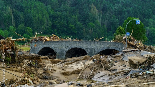 Die Nepomuk Bürcke über die Ahr bei Rech nach der Flutkatastrophe im Juli 2021. Diese denkmalgeschützte Brücke wurde 2023 abgerissen.