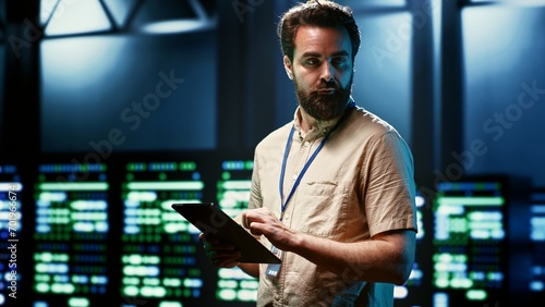 Foto Engineer doing monitoring in server hub responsible with intense data computatio