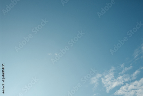 Cielo azul con algunas nubes en un día muy soleado photo