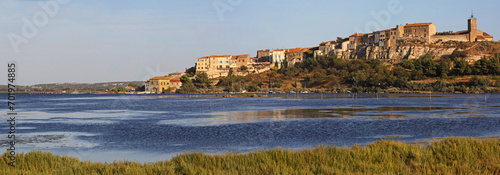 Photo Bages village étang de Bages Aude lagune littoral audois Languedoc Roussillon Occitanie Sud de la France photographie panoramique colline et habitations en bordure d'un lac  photo