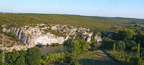 Photo aérienne Vidourle Roque d'Aubais falaises calcaires pays de Lunel vallée du Vidourle Languedoc Roussillon Hérault France  paysage garrigue et fleuve côtier Artenseo