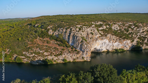 Photo aérienne Vidourle Roque d'Aubais falaises calcaires pays de Lunel vallée du Vidourle Languedoc Roussillon Hérault France  paysage garrigue et fleuve côtier Artenseo