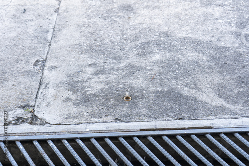 Suelo de concreto con alcantarilla