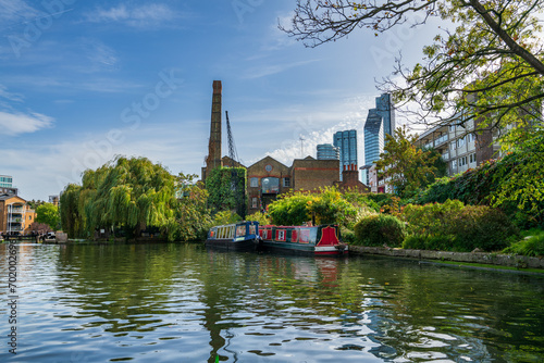 Fototapeta Naklejka Na Ścianę i Meble -  Regent’s canal view in Islington area of London