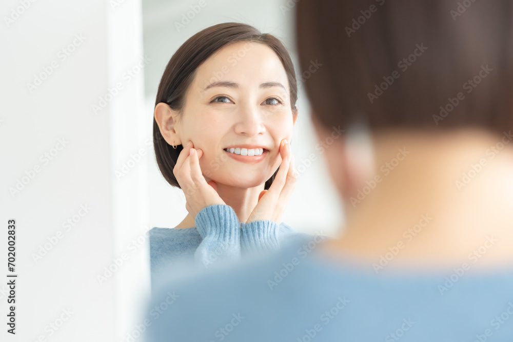 鏡を見る女性 鏡を見る女性