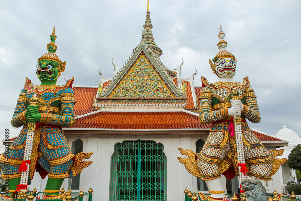Obraz premium Wat Arun is a Buddhist temple in Bangkok Yai district of Bangkok, Thailand