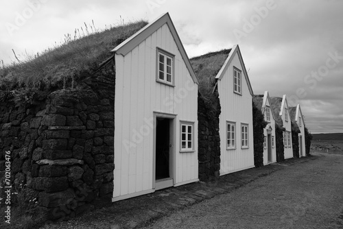Fototapeta Naklejka Na Ścianę i Meble -  Alte  in die Erde und den Fels gebaute Häuser auf Island