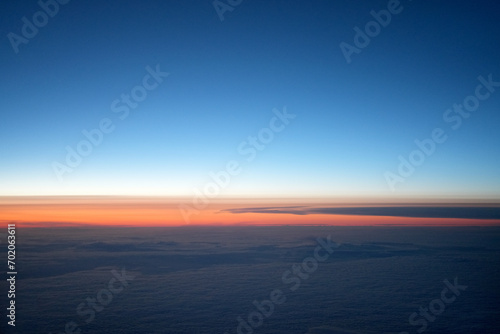Horizont über den Wolken am frühen Morgen bevor die Sonne aufgeht photo