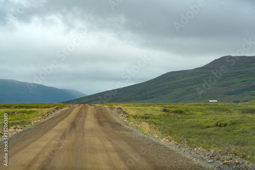 Erdstrasse durch die Landschaft im Norden von Island 