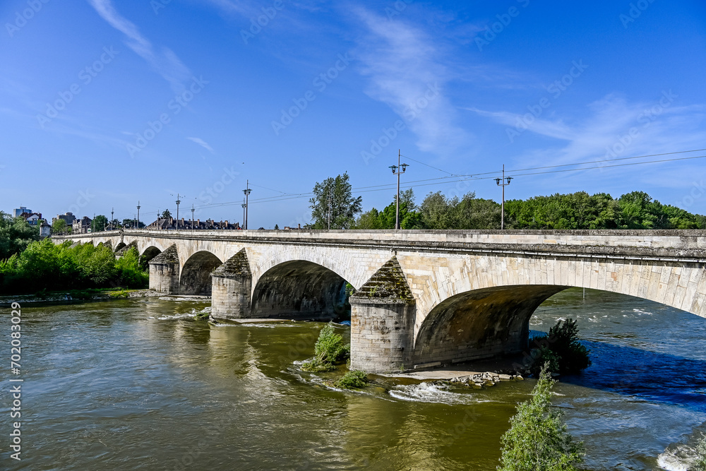 Naklejka premium Orléans, Brücke, Pont George V, Steinbrücke, historische Brücke, Quai du Châtelet, La Loire, Fluss, Loiretal, Loire, Altstadt, historische Häuser, Frühling, Sommer, Frankreich
