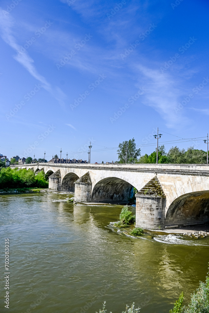 Orléans, Brücke, Pont George V, Steinbrücke, historische Brücke, Quai du Châtelet, La Loire, Fluss, Loiretal, Loire, Altstadt, historische Häuser, Frühling, Sommer, Frankreich