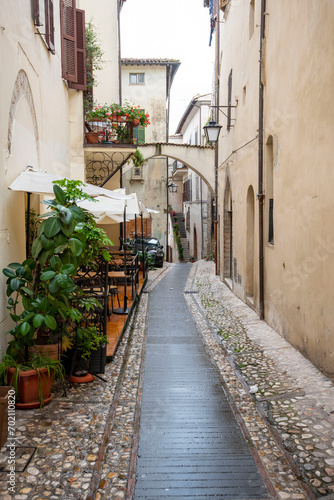 Fototapeta Naklejka Na Ścianę i Meble -  Pedestrian Alley in Spoleto - Italy