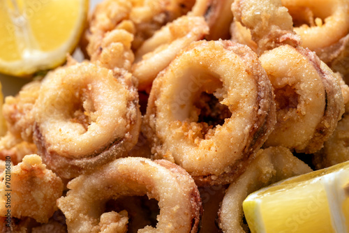 Primo piano di calamari fritti, cibo mediterraneo photo