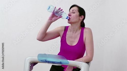 Wallpaper Mural How important it is to hydrate your body during exercise, Video Clip 4K Torontodigital.ca