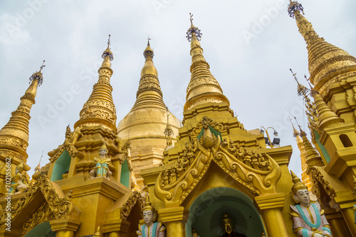 Worshippers visit Shwedagon Pgoda © Rui Vale de Sousa