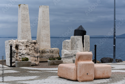 Monumento ai caduti della 2a Guerra Mondiale sul lungomare di Porto Santo Stefano