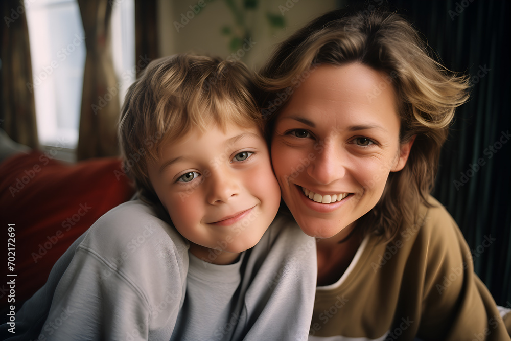 Instante de Amor: Madre e Hijo Sonrientes Compartiendo un Tierno Momento en Casa Instante de Amor: Madre e Hijo Sonrientes Compartiendo un Tierno Momento en Casa