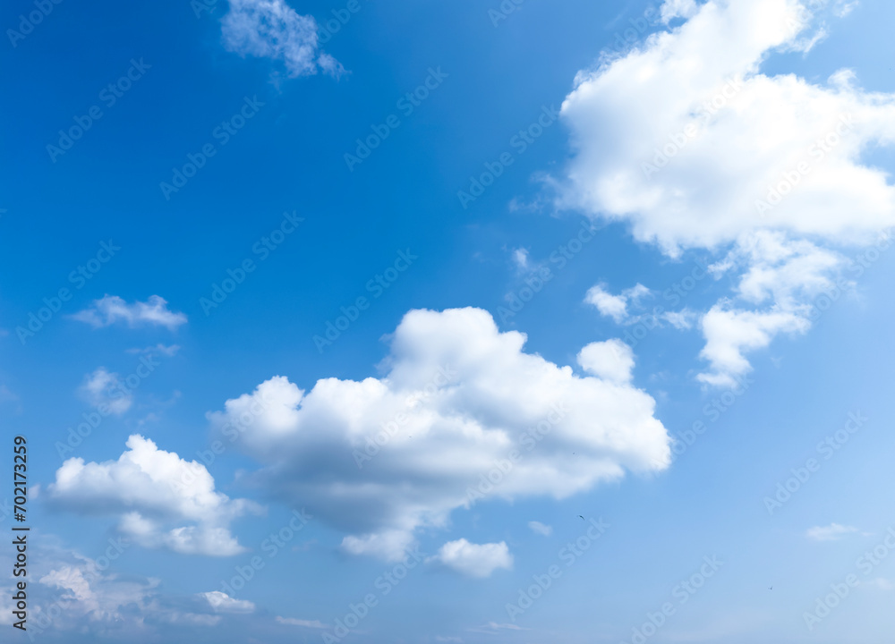 Obraz premium White cloudy blue summer sky