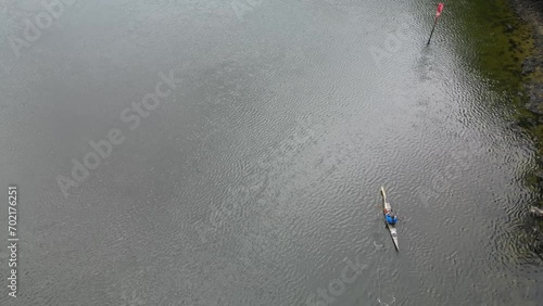 Kayak de mer sur le fleuve côtier vu de drone, Finistère, Bretagne, France photo