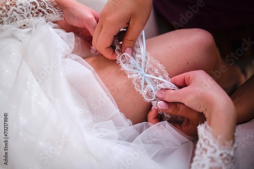 Obraz na płótnie zakładanie podwiązki w salonie