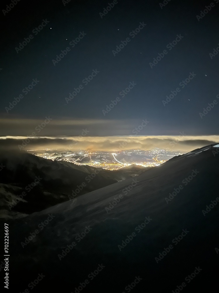 Fototapeta premium widok z Kasprowego wierchu nocą na Zakopane