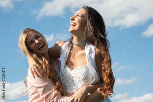 Fotografía Hermosas amigas abrazadas al aire libre