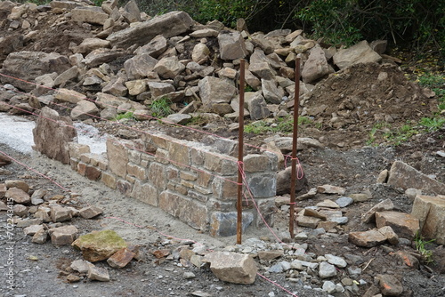 Canvas Print Construction de muret maçonné pour délimitation