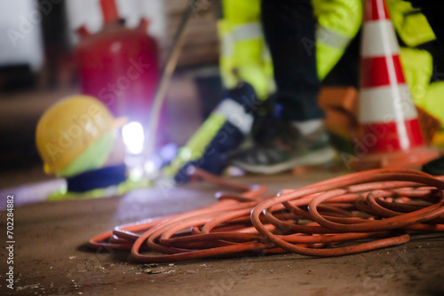 Kabel liegen vor Tiefbau Bauarbeitern